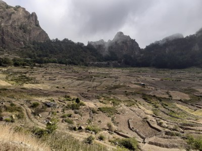 alter Krater auf der Hochebene