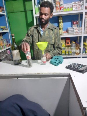 Grogue wird im Laden abgefüllt