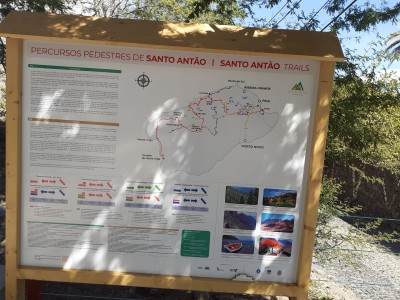 eines der vielen Wanderhinweise